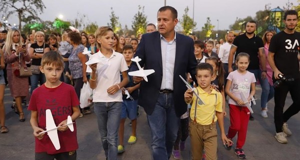 ФАКТ. Сотни селфи и зрелищное световое шоу: в Днепре открытие зоны отдыха сквера 