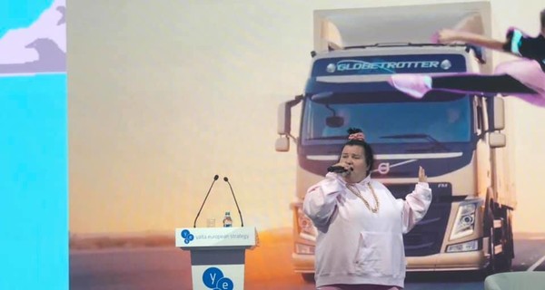 На закрытии форума YES рэперша Аlyona Аlyona  спела новую песню