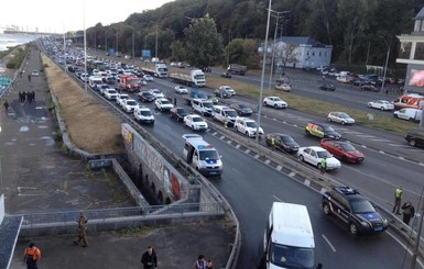 Мужчина с оружием на несколько часов 