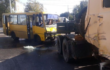 Сезон автокатастроф: в Днепре столкнулись маршрутка и трейлер, 11 пострадавших