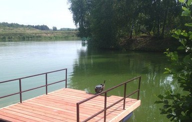 В Харькове на водоеме мужчина пошутил над товарищем так, что тот загремел в больницу