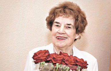 90-летняя лаборант из Днепра на пенсию не собирается