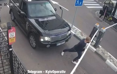 В Киеве водитель Range Rover сломал шлагбаум, мешающий ему проехать