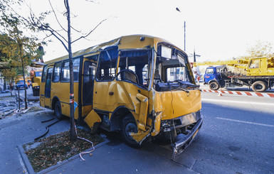 Авария с маршруткой в Киеве остановила движение троллейбусов