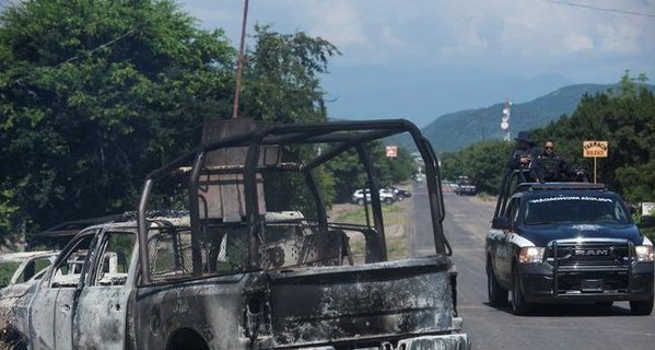 Мексика ввела войска в поселок Эль-Агуахе, где картель убил 14 полицейских