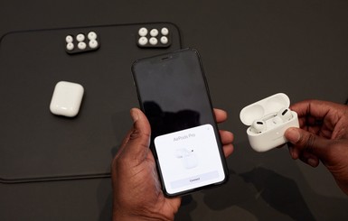 Гендиректор Apple оценил близнецов в костюме AirPods на Хэллоуин