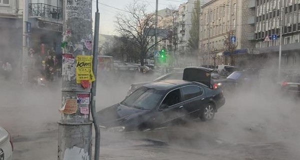 В центре Киева прорвало трубу. Машины тонут в кипятке