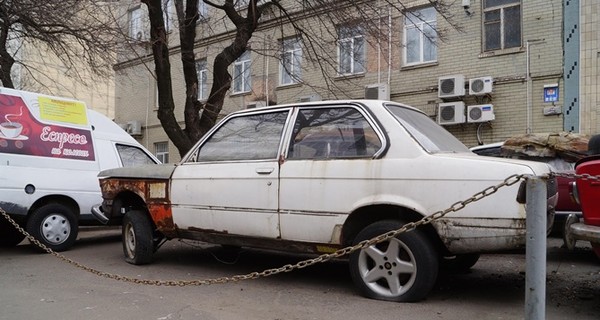 В Киеве коммунальщикам разрешили убирать с дорог брошенные машины 