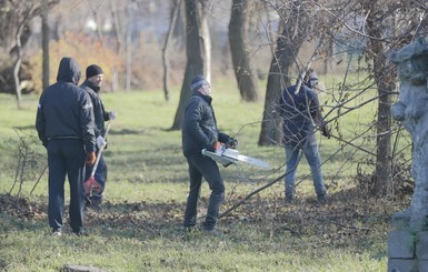 В Днепре неплательщиков алиментов заставили убирать парки