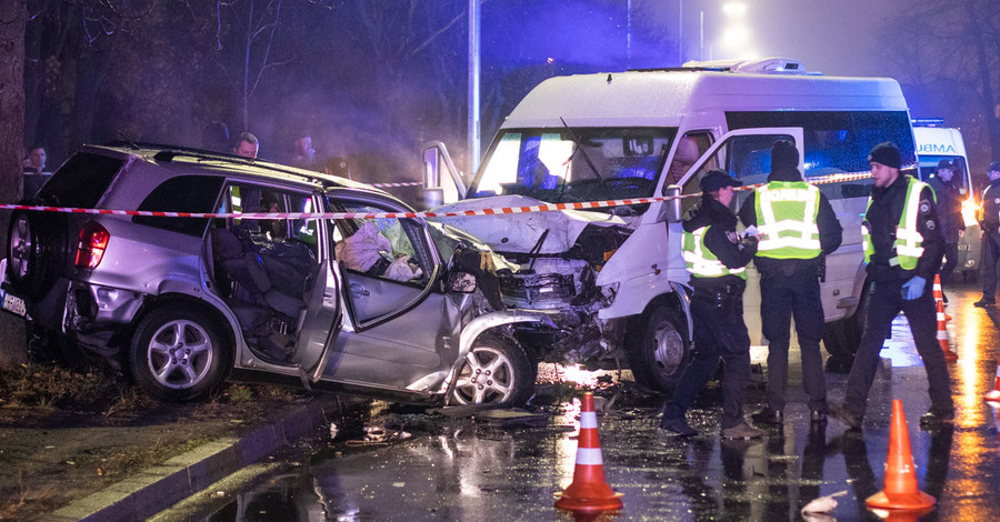 В Киеве столкнулись микроавтобус и внедорожник: два человека погибли 