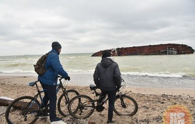 Полиция открыла дело из-за крушения танкера Delfi на пляже 