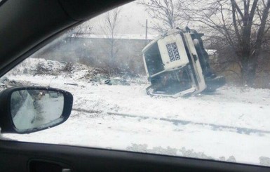 В Макеевке перевернулся автомобиль ОБСЕ