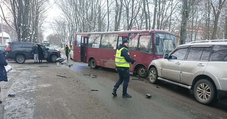 В Сумах джип протаранил автобус, а в Херсоне иномарка - маршрутку