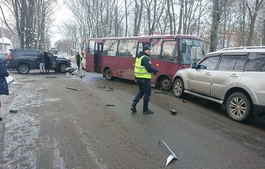 В Сумах джип протаранил автобус, а в Херсоне иномарка - маршрутку