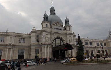 Во Львове возле железнодорожного вокзала задержали мужчину со взрывчатым веществом