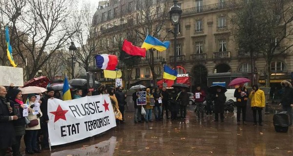 Украинская диаспора устроила митинг в Париже перед встречей 