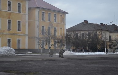 В Ужгороде военнослужащий пытался зарезать сослуживца 