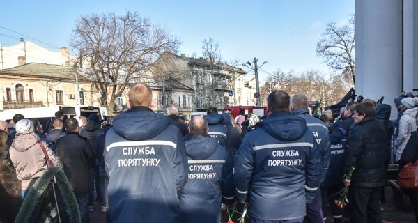 В Одессе попрощались с погибшим во время тушения пожара в колледже спасателем