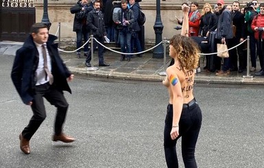 Возле Елисейского дворца задержали обнаженных активисток FEMEN