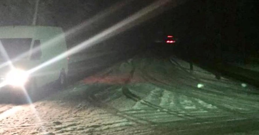 На Закарпатье снегом замело горные перевалы