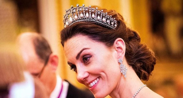 Елизавета II надела на прием корону русской княжны, а Кейт Миддлтон - тиару принцессы Дианы