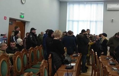 Нападение на Львовский горсовет: выбита входная дверь и повреждено имущество