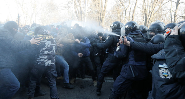 Беспорядки под Радой: в ход шли файеры и зеленка