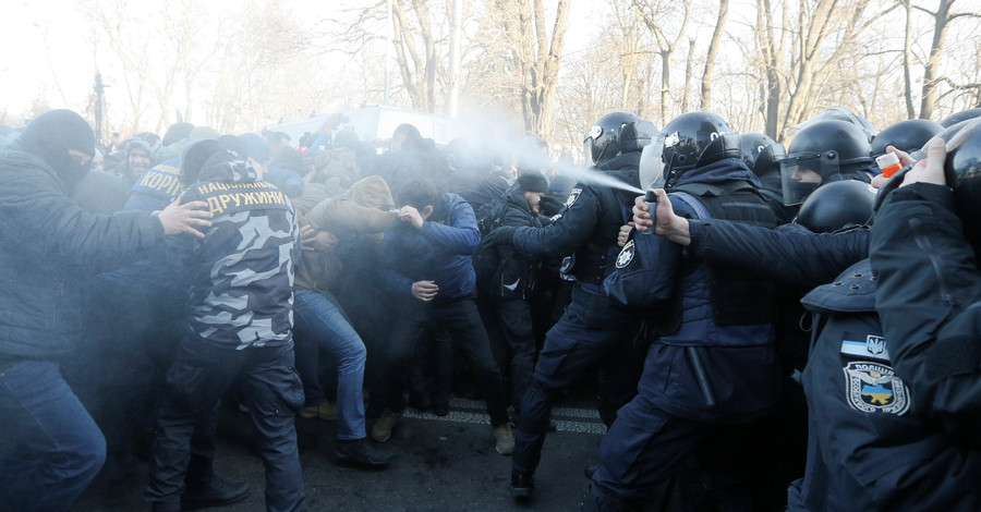 Беспорядки под Радой: в ход шли файеры и зеленка