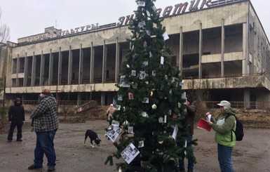 В Припяти бывшие жители города нарядили елку. Впервые за 33 года