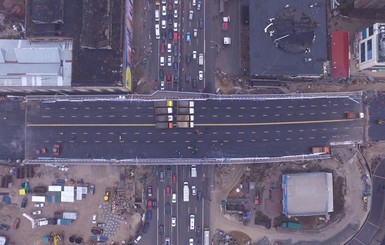 Восемь грузовиков запустили по Шулявскому мосту, чтобы протестировать