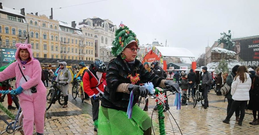 В Киеве прошел веселый новогодний велопарад