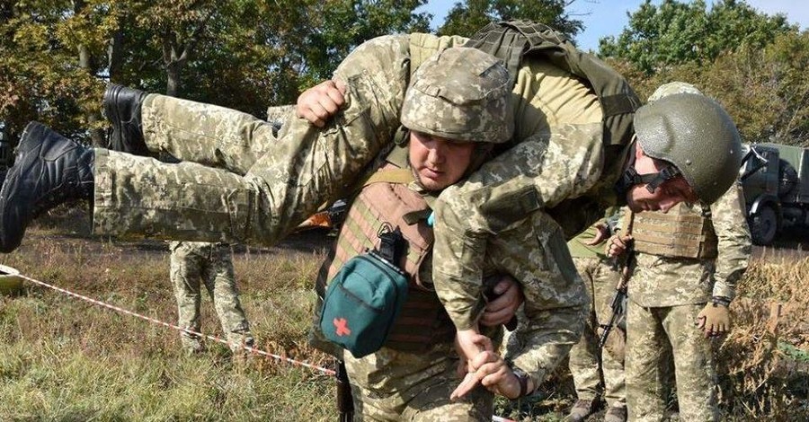 В Донбассе во время обстрела погиб военный