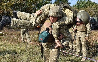 В Донбассе во время обстрела погиб военный