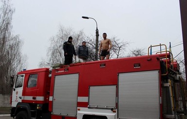 В Черкассах крещенскую купель обустроили в пожарной машине