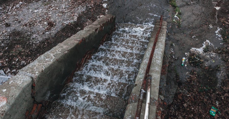 Потоп в Днепре: несколько кварталов залило водой из прорвавшей трубы