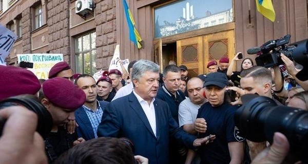 Могут в наручниках, могут со спецназом – как Порошенко будут приводить в ГБР