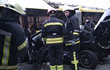 В Киеве такси протаранило остановку с людьми, водитель погиб на месте