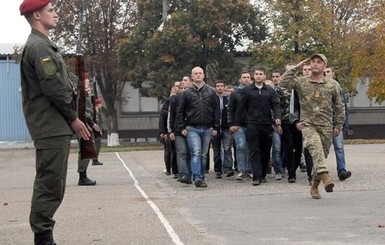 Министр обороны: призывной возраст снижен ради добровольцев  