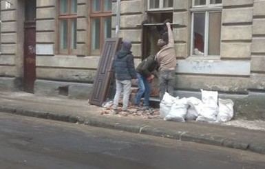 Во Львове окно исторического здания превратили в дверь, а теперь возвращают, как было