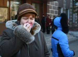 Психологи успокаивают собравшихся возле шахты родственников. 