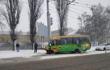 В Сумах маршрутка с людьми протаранила столб