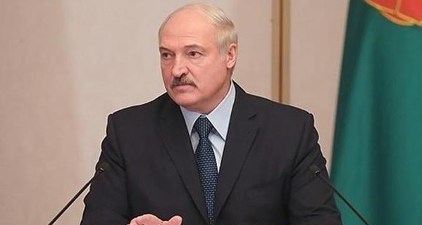 Лукашенко поворачивает герб Беларуси в сторону Европы