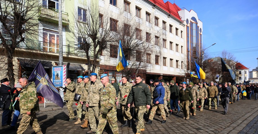 С оружием, но не в бой: зачем Украине частные военные компании