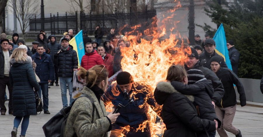 Что известно о мужчине, который поджег себя под Офисом президента