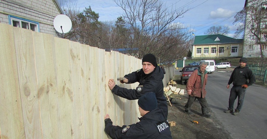 Полицейские восстановили забор, который снесли во время стычек в Новых Санжарах