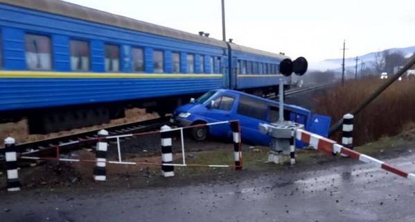 На Закарпатье поезд снес микроавтобус