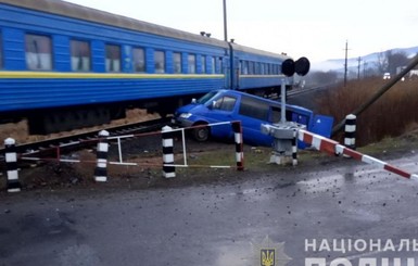 На Закарпатье поезд снес микроавтобус