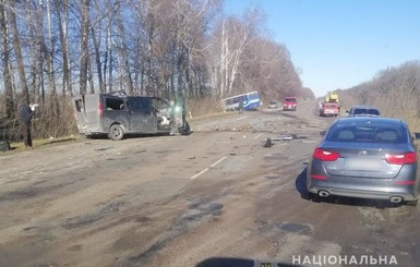 Под Сумами минивэн врезался в автобус: погибли 3 человека