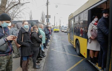 Карантин в Украине: Кабмин разрешил общественному транспорту возить больше пассажиров