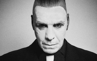 Солист Rammstein действительно в больнице. Но у него не коронавирус 